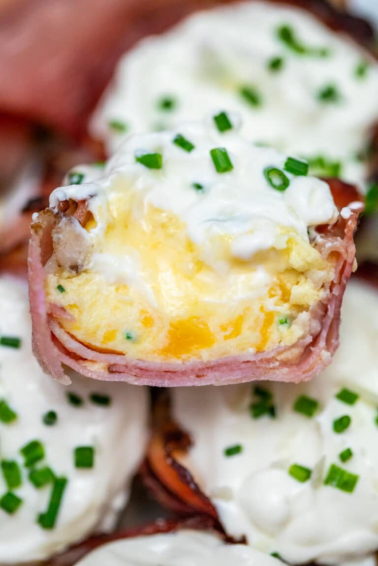 Prosciutto Cups are a great appetizer or snack made with delicious prosciutto, cheddar cheese, Grana Padano, eggs, and cream. #prosciutto #eggbites #eggmuffin #lowcarb #sweetandsavorymeals