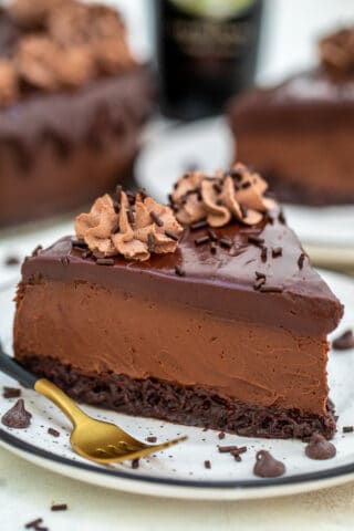 Brownie Baileys Cheesecake is decadent, chocolaty, dense, and extraordinary. It is everything that an elegant cheesecake should be and more! #baileys #stpatrickday #cheesecake #cheesecakerecipes #sweetandsavorymeals