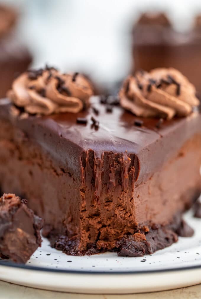Brownie Baileys Cheesecake is decadent, chocolaty, dense, and extraordinary. It is everything that an elegant cheesecake should be and more! #baileys #stpatrickday #cheesecake #cheesecakerecipes #sweetandsavorymeals