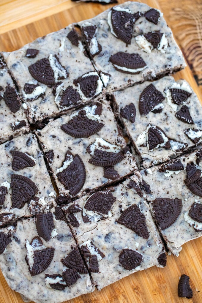 Oreo Fudge is a three-ingredient no-bake dessert that you can prepare in a whim! #fudge #oreofudge #nobakedesserts #sweetandsavorymeals #christmasrecipes