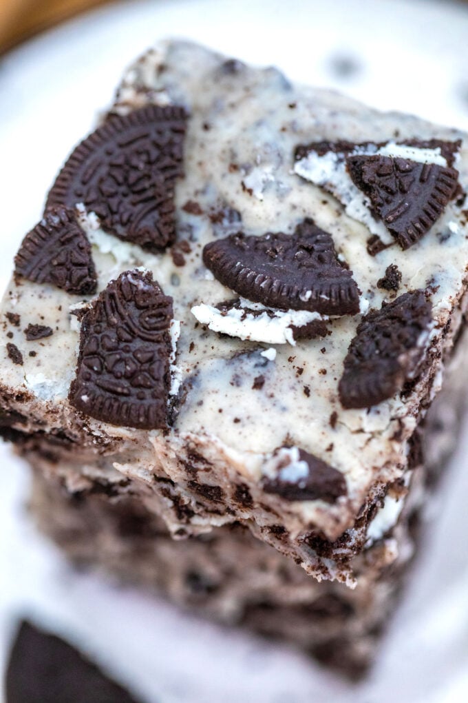 Oreo Fudge is a three-ingredient no-bake dessert that you can prepare in a whim! #fudge #oreofudge #nobakedesserts #sweetandsavorymeals #christmasrecipes