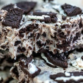 Oreo Fudge is a three-ingredient no-bake dessert that you can prepare in a whim! #fudge #oreofudge #nobakedesserts #sweetandsavorymeals #christmasrecipes