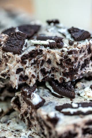 Oreo Fudge is a three-ingredient no-bake dessert that you can prepare in a whim! #fudge #oreofudge #nobakedesserts #sweetandsavorymeals #christmasrecipes