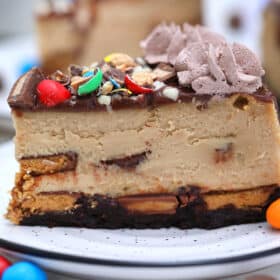 Peanut Butter Cheesecake with Reese's cups is one of the best desserts you will ever make! #peanutbutter #cheesecake #peanutbuttercheesecake #sweetandsavorymeals #cakerecipes