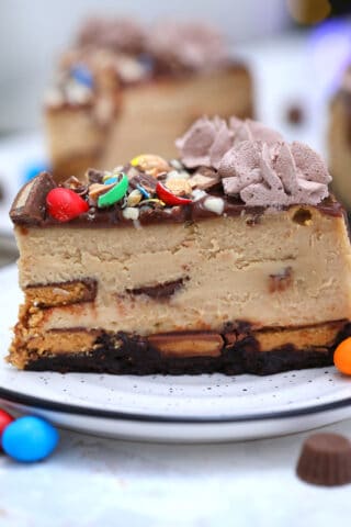 Peanut Butter Cheesecake with Reese's cups is one of the best desserts you will ever make! #peanutbutter #cheesecake #peanutbuttercheesecake #sweetandsavorymeals #cakerecipes