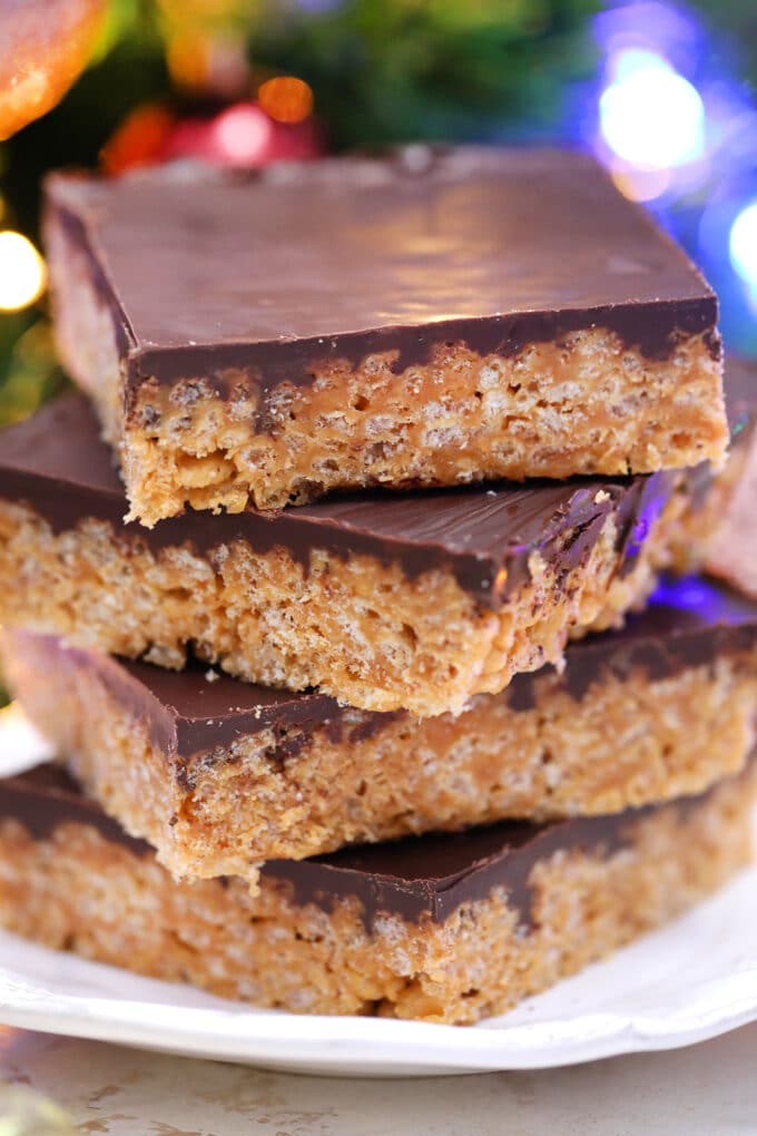 Peanut Butter Rice Krispie Treats are made with marshmallows, peanut butter, rice Krispie cereal, and topped with a thick layer of chocolate. #ricekrispietreats #nobake #ricekrispies #sweetandsavorymeals #peanutbutter