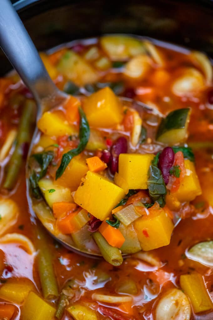 långsam spis Vegetarisk Minestrone soppa kan vara din upptagna vardagskväll middag livräddare! Det är hälsosamt, hjärtligt och det perfekta sättet att använda kvarvarande grönsaker! # slowcooker #crockpotrecipes #souprecipes #ministrone #sweetandsavorymeals