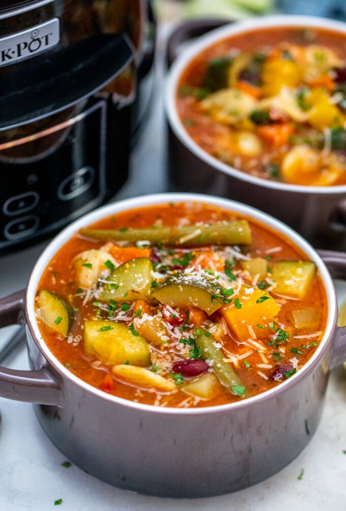 Pomalý vařič vegetariánská Minestrone polévka by mohla být vaše rušné weeknight večeře zachránce! Je to zdravé, vydatné a perfektní způsob, jak spotřebovat zbytky zeleniny! #slowcooker #crockpotrecipes #souprecipes #ministrone #sweetandsavorymeals