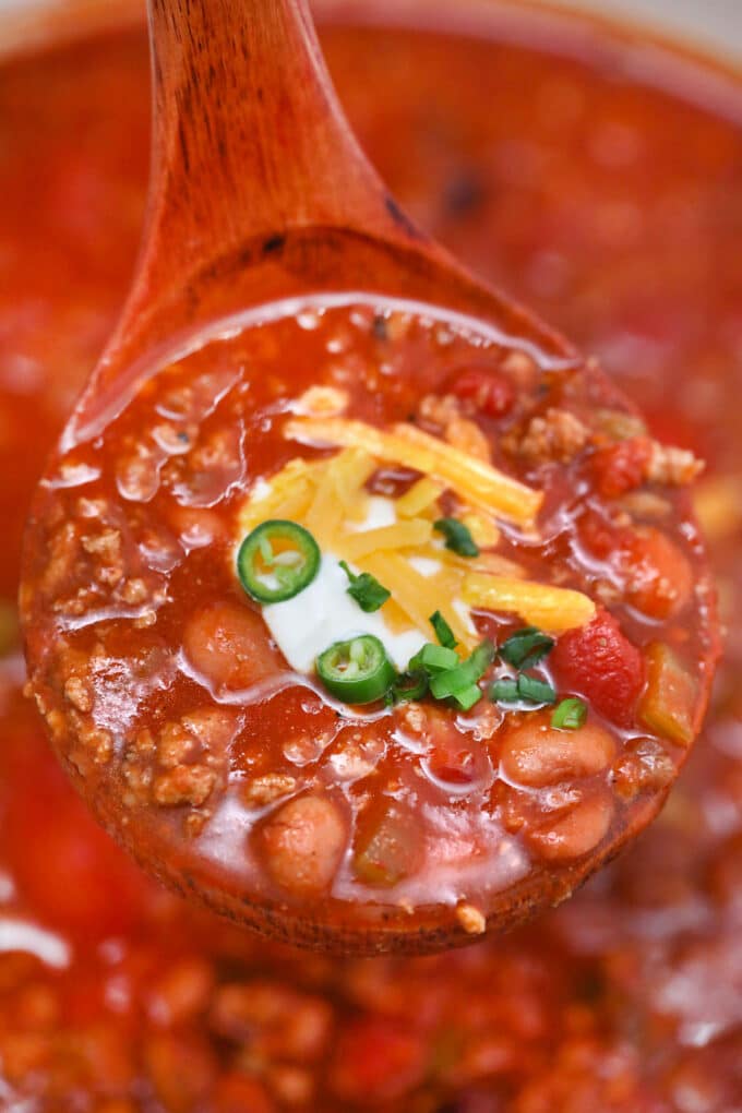 Wendy's Chili Copycat recipe is hearty, versatile and full of flavor! Adjust it to your taste and enjoy it at home with your favorite toppings! #chili #chilirecipe #wendyschili #sweetandsavorymeals #copycatrecipes