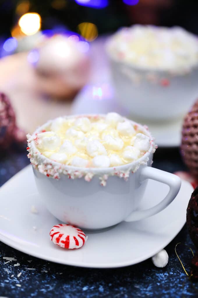 White Hot Chocolate is perfect for a white Christmas theme! Enjoy this decadent drink to warm up your winter nights! Serve it this holiday season! #whitehotchocolate #whitechocolate #hotchocolate #sweetandsavorymeals #christmasrecipes