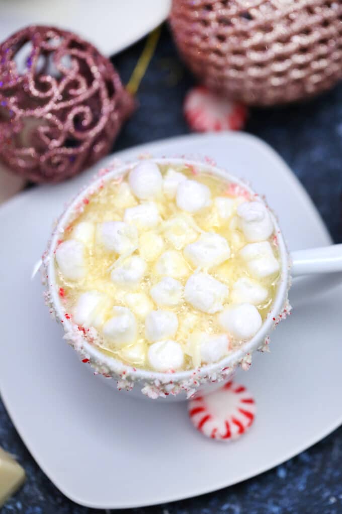 White Hot Chocolate is perfect for a white Christmas theme! Enjoy this decadent drink to warm up your winter nights! Serve it this holiday season! #whitehotchocolate #whitechocolate #hotchocolate #sweetandsavorymeals #christmasrecipes