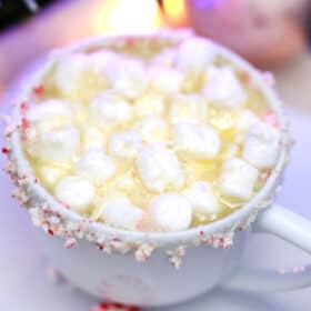 White Hot Chocolate is perfect for a white Christmas theme! Enjoy this decadent drink to warm up your winter nights! Serve it this holiday season! #whitehotchocolate #whitechocolate #hotchocolate #sweetandsavorymeals #christmasrecipes