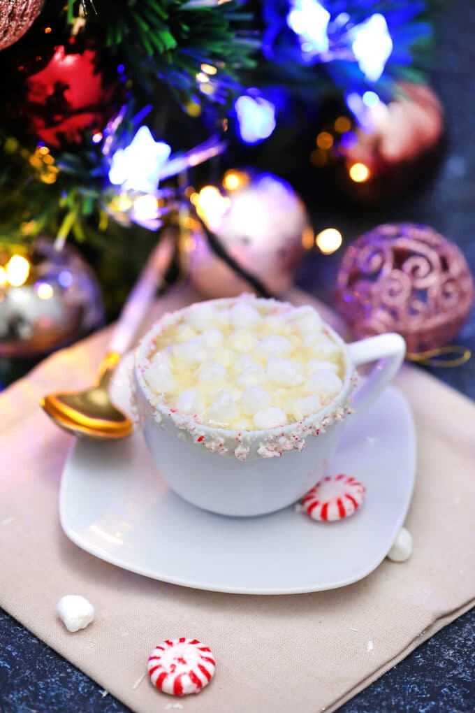 White Hot Chocolate is perfect for a white Christmas theme! Enjoy this decadent drink to warm up your winter nights! Serve it this holiday season! #whitehotchocolate #whitechocolate #hotchocolate #sweetandsavorymeals #christmasrecipes