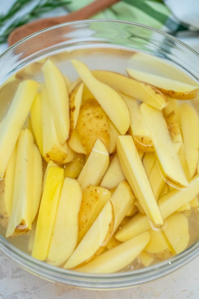 Crispy Potato Wedges are crispy on the outside but tender and fluffy on the inside! #potatoes #bakedpotatoes #potatowedges #sidedish #sweetandsavorymeals