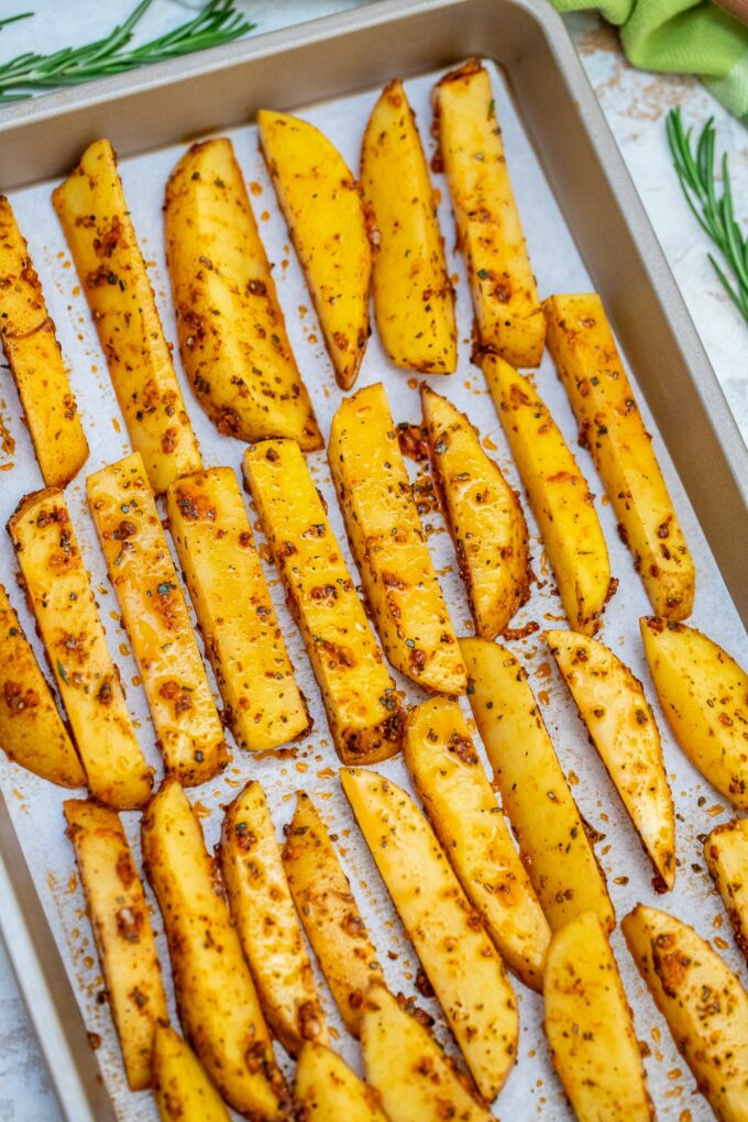 Crispy Potato Wedges are crispy on the outside but tender and fluffy on the inside! #potatoes #bakedpotatoes #potatowedges #sidedish #sweetandsavorymeals