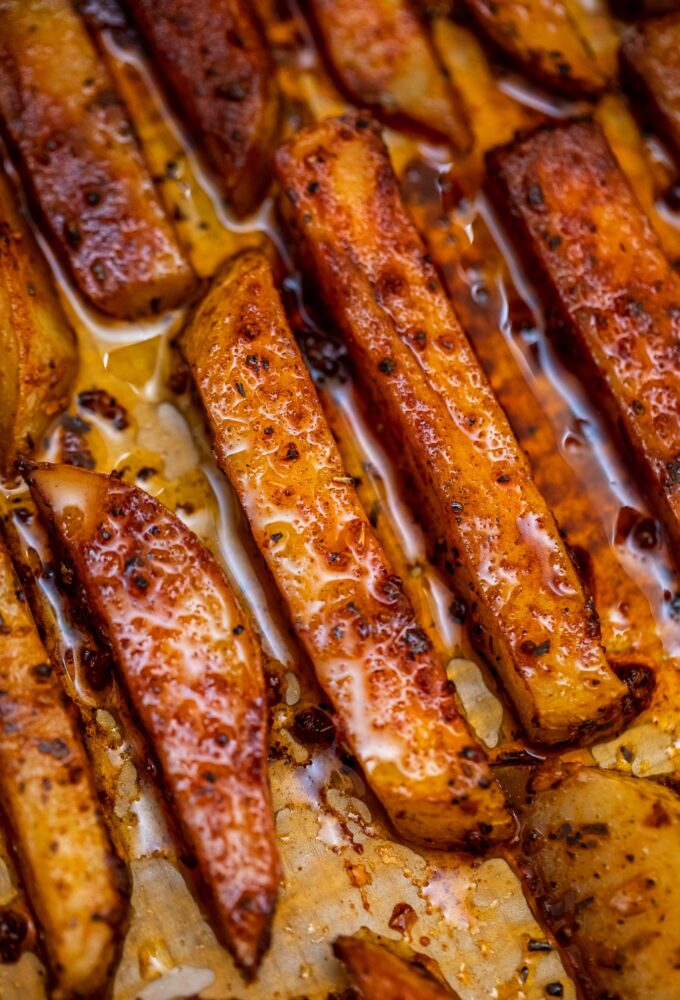 Crispy Potato Wedges are crispy on the outside but tender and fluffy on the inside! #potatoes #bakedpotatoes #potatowedges #sidedish #sweetandsavorymeals