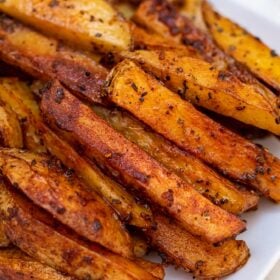 Crispy Potato Wedges are crispy on the outside but tender and fluffy on the inside! #potatoes #bakedpotatoes #potatowedges #sidedish #sweetandsavorymeals