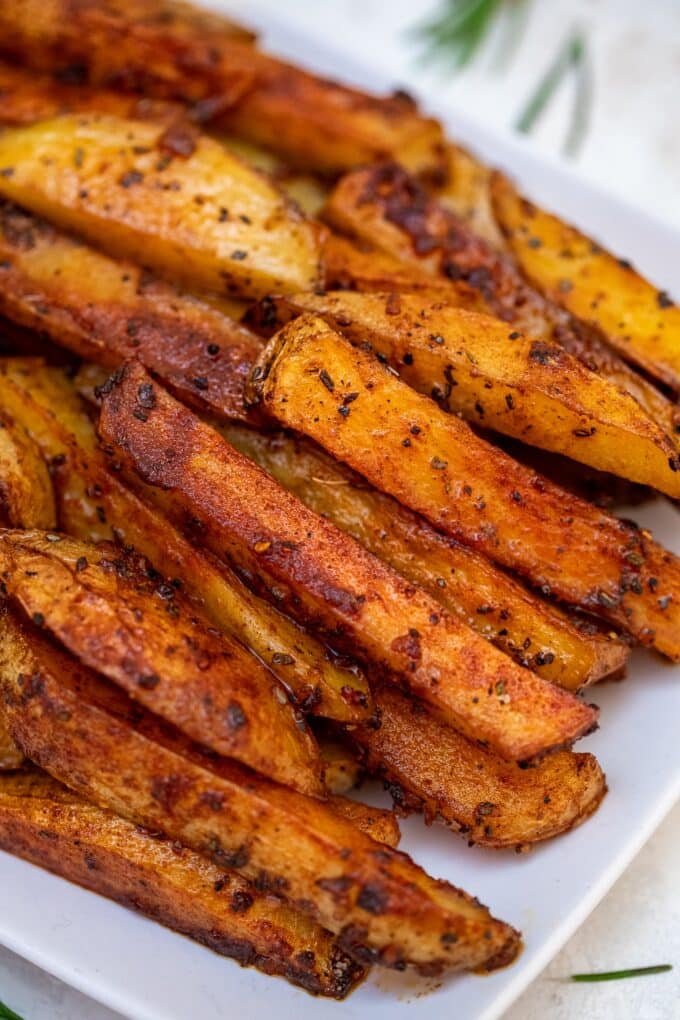 Crispy Potato Wedges are crispy on the outside but tender and fluffy on the inside! #potatoes #bakedpotatoes #potatowedges #sidedish #sweetandsavorymeals