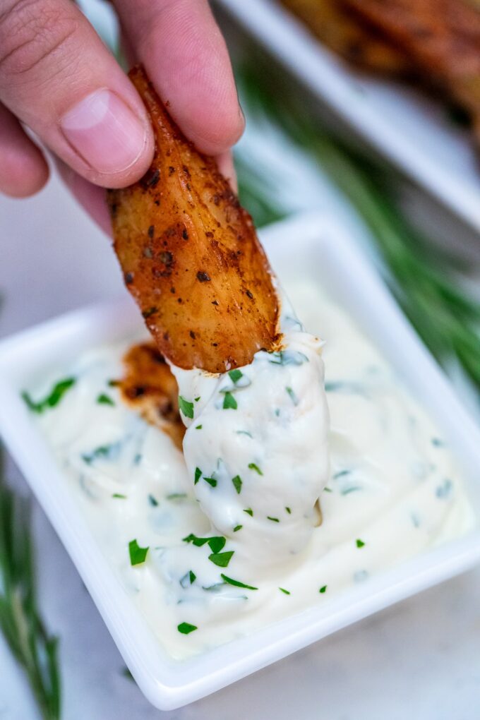 Crispy Potato Wedges are crispy on the outside but tender and fluffy on the inside! #potatoes #bakedpotatoes #potatowedges #sidedish #sweetandsavorymeals