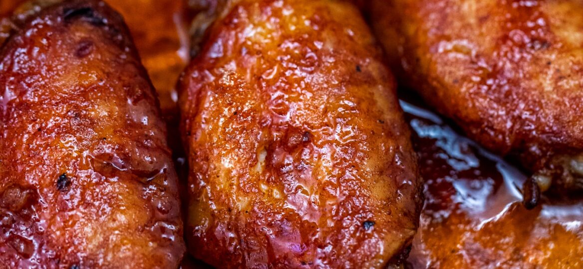 Honey Garlic Chicken Wings are perfectly sweet and savory at the same time! Better than take-out, try this dish for a finger-licking good meal! #wings #honeygarlicwings #chickenwings #partyfood #sweetandsavorymeals #honeygarlic