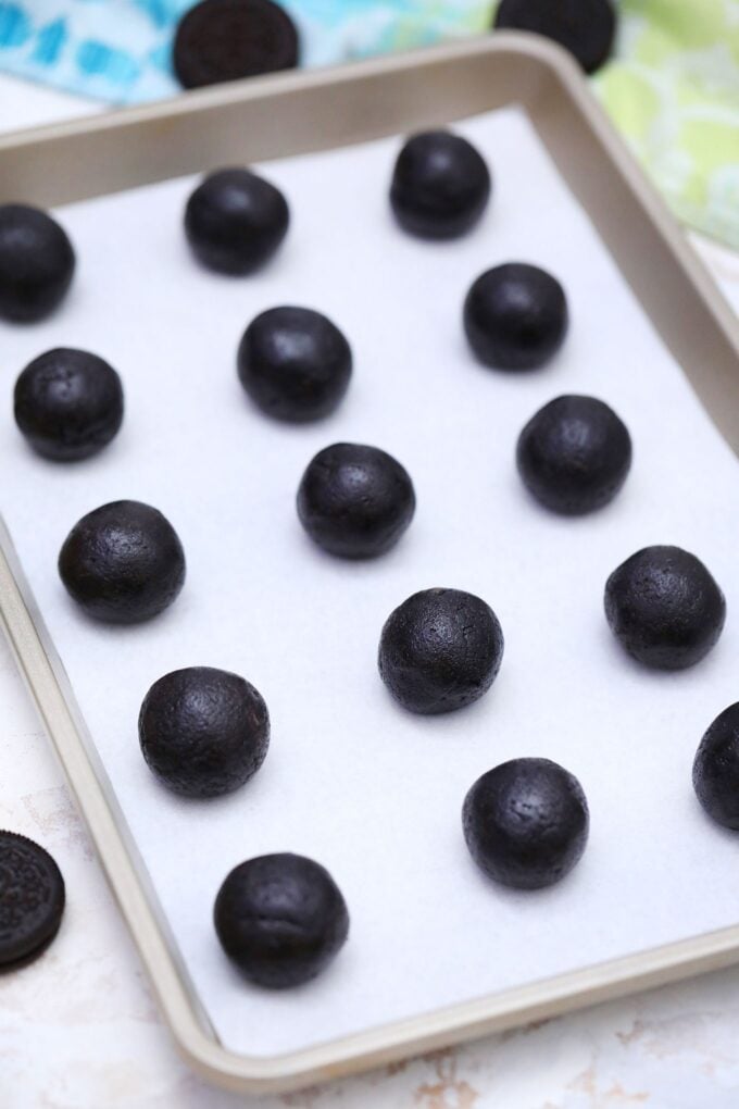 Oreo Balls are fun to eat and made with just a few ingredients! #oreo #oreoballs #oreotruffles #sweetandsavorymeals #nobakedesserts