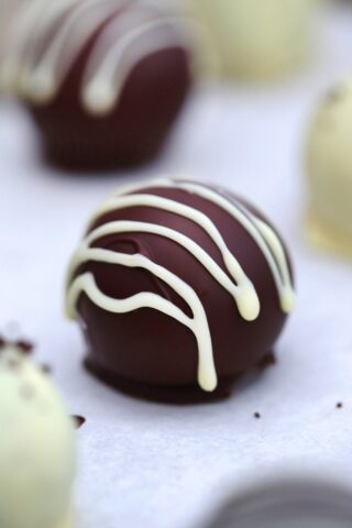 Oreo Balls are fun to eat and made with just a few ingredients! #oreo #oreoballs #oreotruffles #sweetandsavorymeals #nobakedesserts