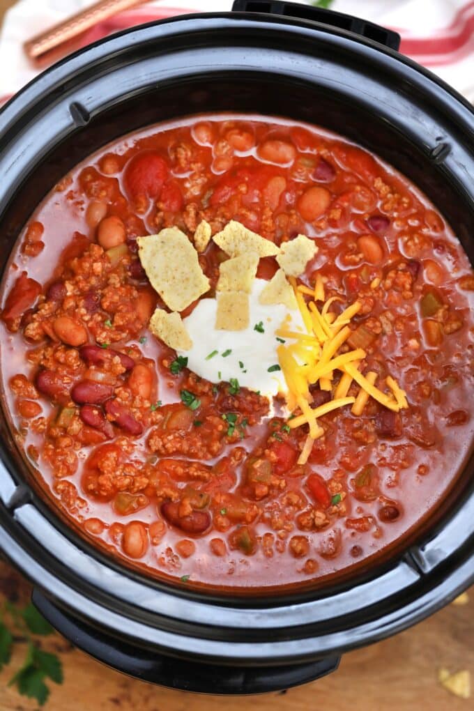 Slow Cooker Wendy's Chili has all the flavors melded together in one heartwarming dish! Get the authentic experience with this precise copycat recipe! #chili #slowcookerrecipes #crockpotrecipes #chilirecipe #copycatrecipes #sweetandsavorymeals