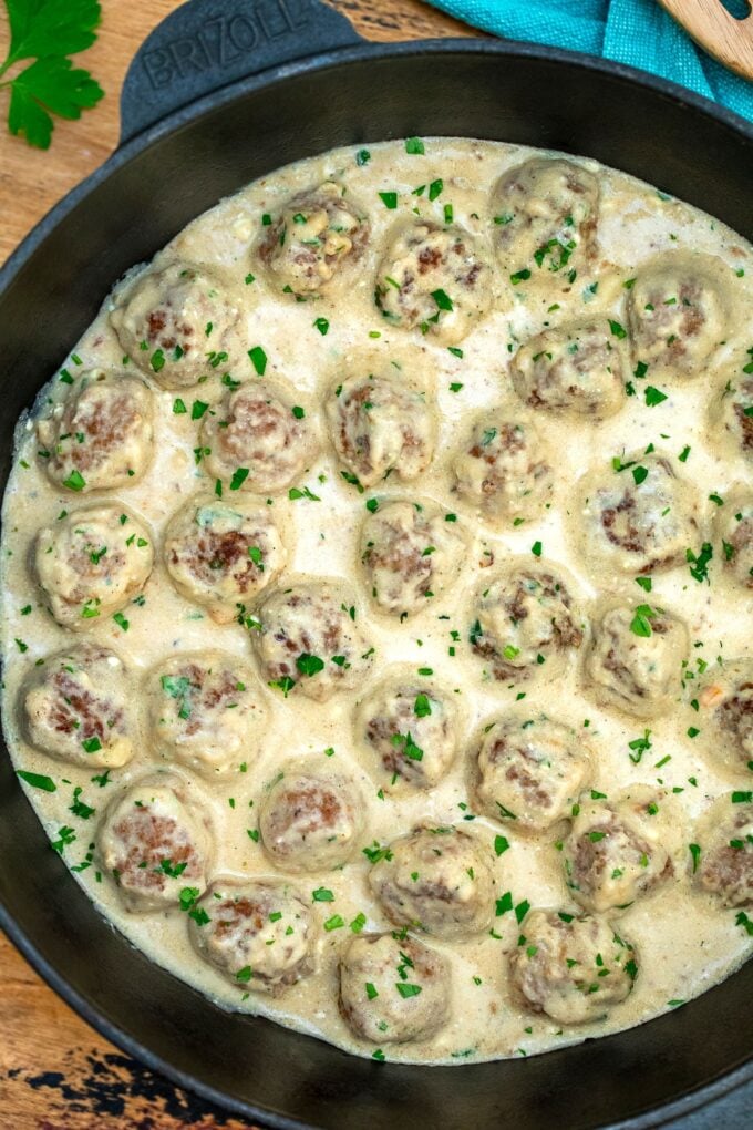 Swedish Meatballs are juicy, tender, and tasty! Kids and adults will surely love them with rice, mashed potatoes, or noodles! #meatballs #swedishmeatballs #beefrecipes #ikeameatballs #sweetandsavorymeals