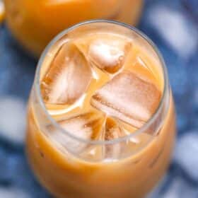 White Russian is a simple cocktail mix that can be easily prepared at home! It has your favorite coffee flavor with a kick of alcohol that you will enjoy! #whiterussian #cocktail #whiterussiancocktail #drinks #sweetandsavorymeals