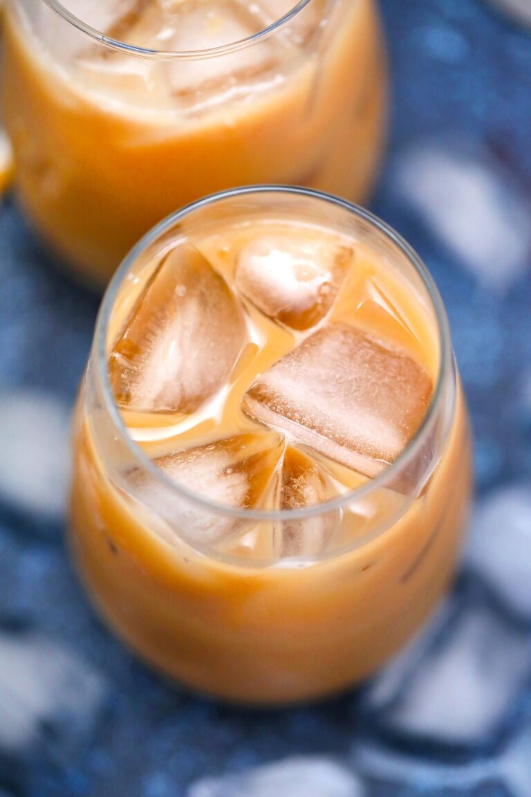 White Russian is a simple cocktail mix that can be easily prepared at home! It has your favorite coffee flavor with a kick of alcohol that you will enjoy! #whiterussian #cocktail #whiterussiancocktail #drinks #sweetandsavorymeals