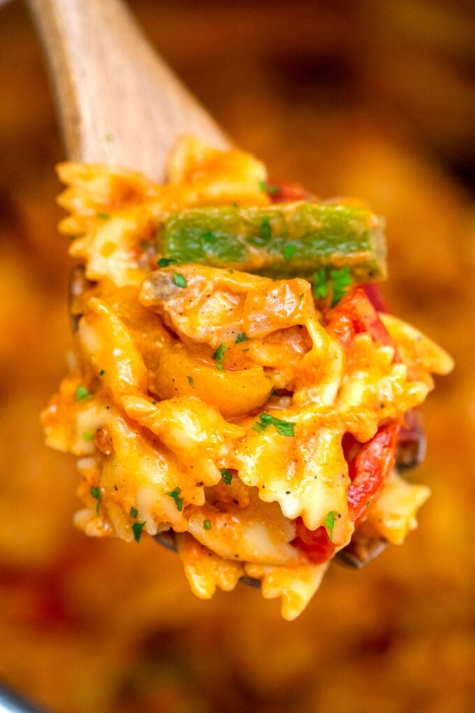 photo of a serving of chicken fajita pasta