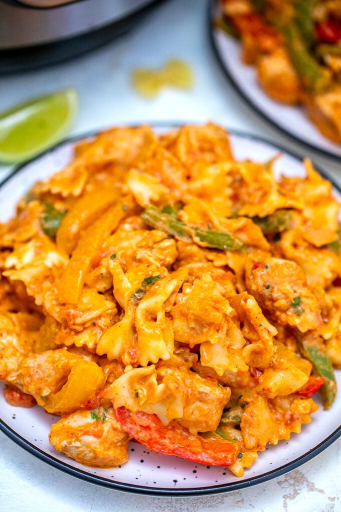 photo of chicken fajita pasta on a plate