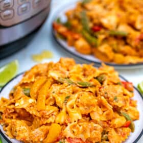 photo of chicken fajita pasta served with lime wedges