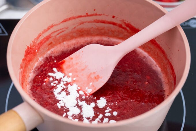 Low-carb strawberry sauce in a saucepan.