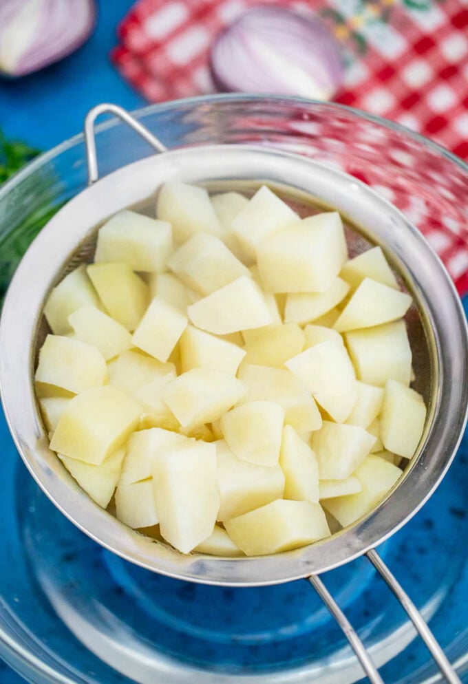 Cooling boiled potatoes in a colander.