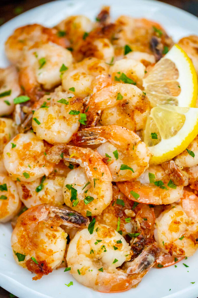 Crispy lemon pepper shrimp with lemon slice.