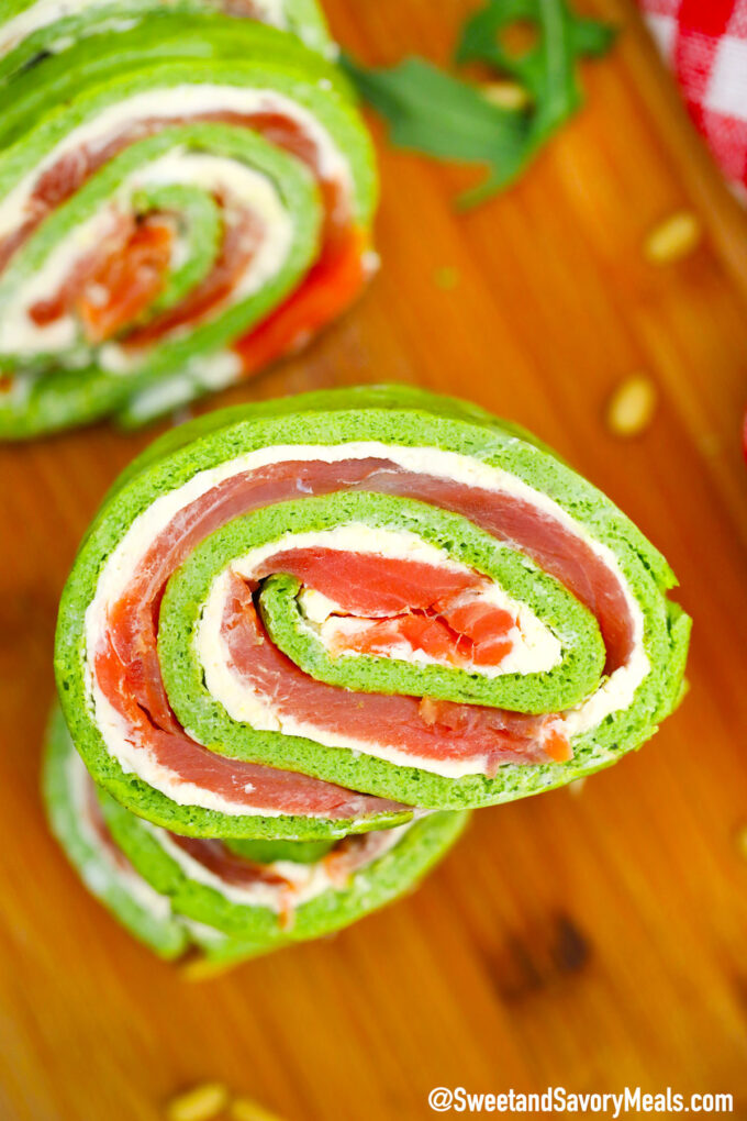 Keto arugula salmon roll pinwheels