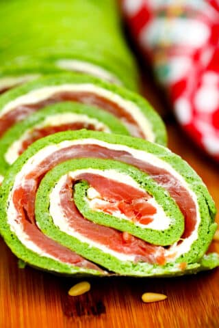 Picture of Keto arugula salmon roll.