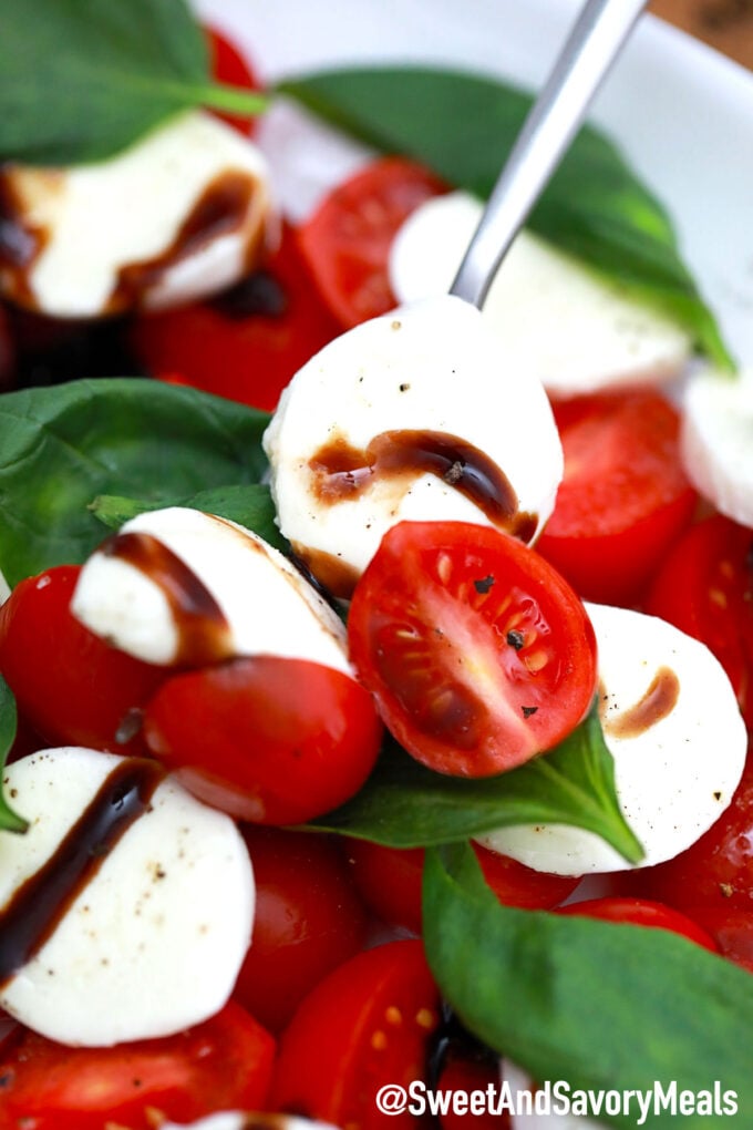 Picture of caprese salad with balsamic reduction.