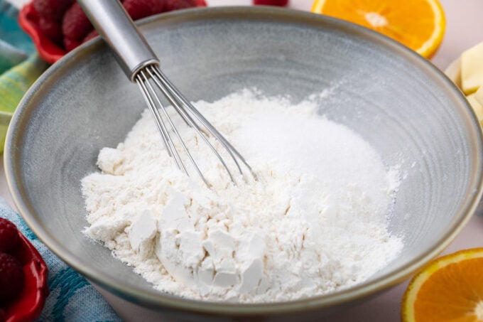 Stir dry ingredients in a bowl.