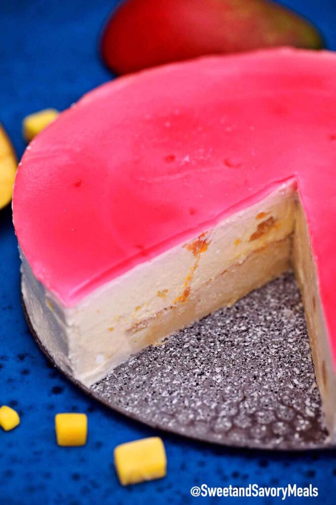 Mango mousse cake with jelly.