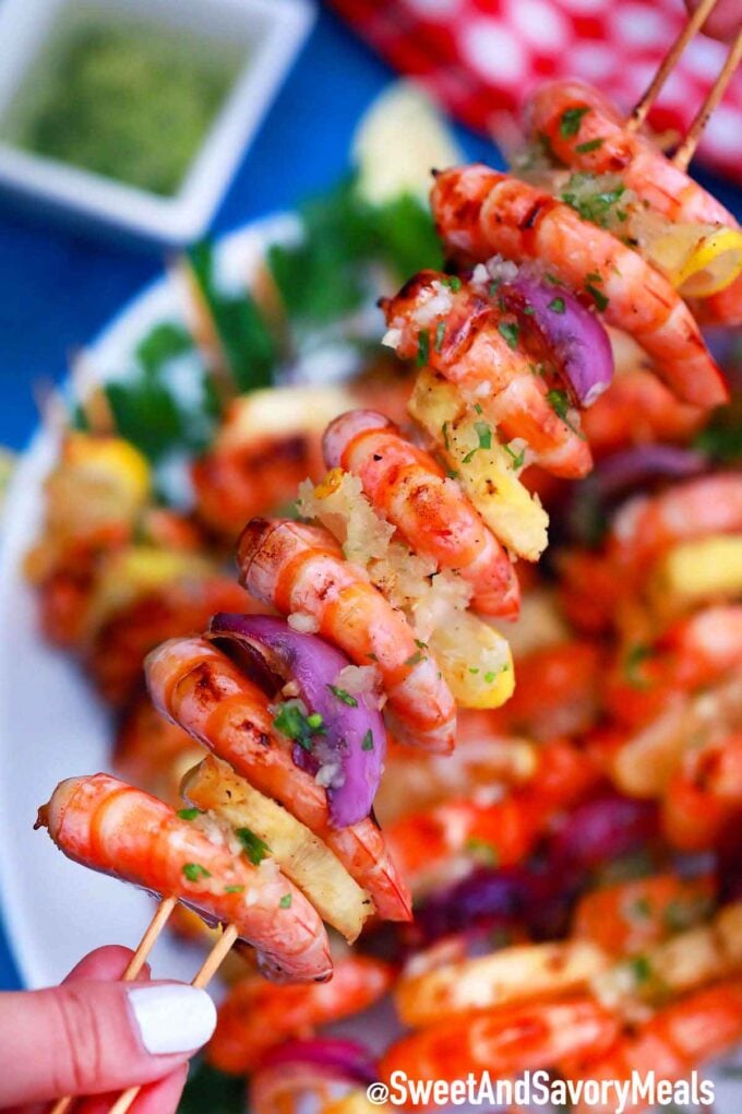 Shrimp skewers with pineapple and red onion.