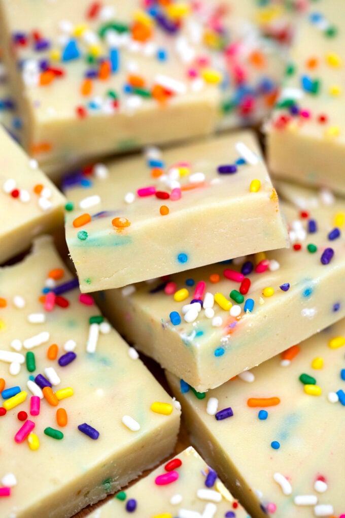 White chocolate fudge squares with rainbow sprinkleees