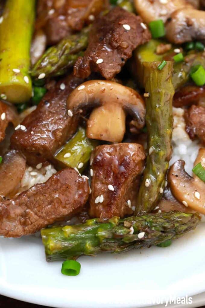 Bistec Angus de Shanghai de Panda Express con espárragos y champiñones