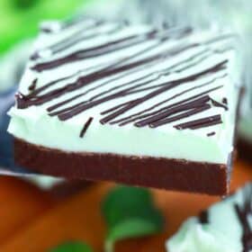 Chocolate Mint Cheesecake Bars - That Oven Feelin