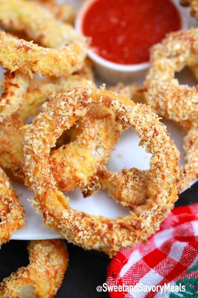 Crispy air fryer onion rings topped with Panko breadcrumbs on a plate