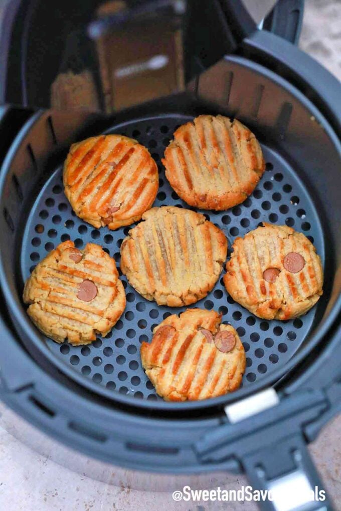 Perfectly cooked peanut butter cookies in the air fryer basket