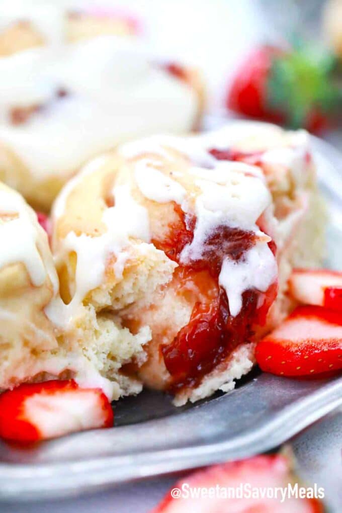 strawberry rolls with strawberry filling and cream cheese frosting