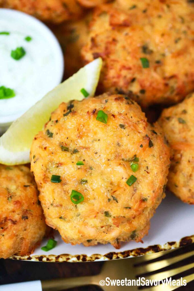 air fryer salmon cakes with tartar sauce