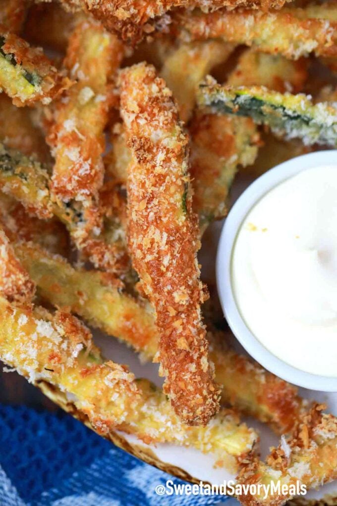 air fryer zucchini fries with white sauce